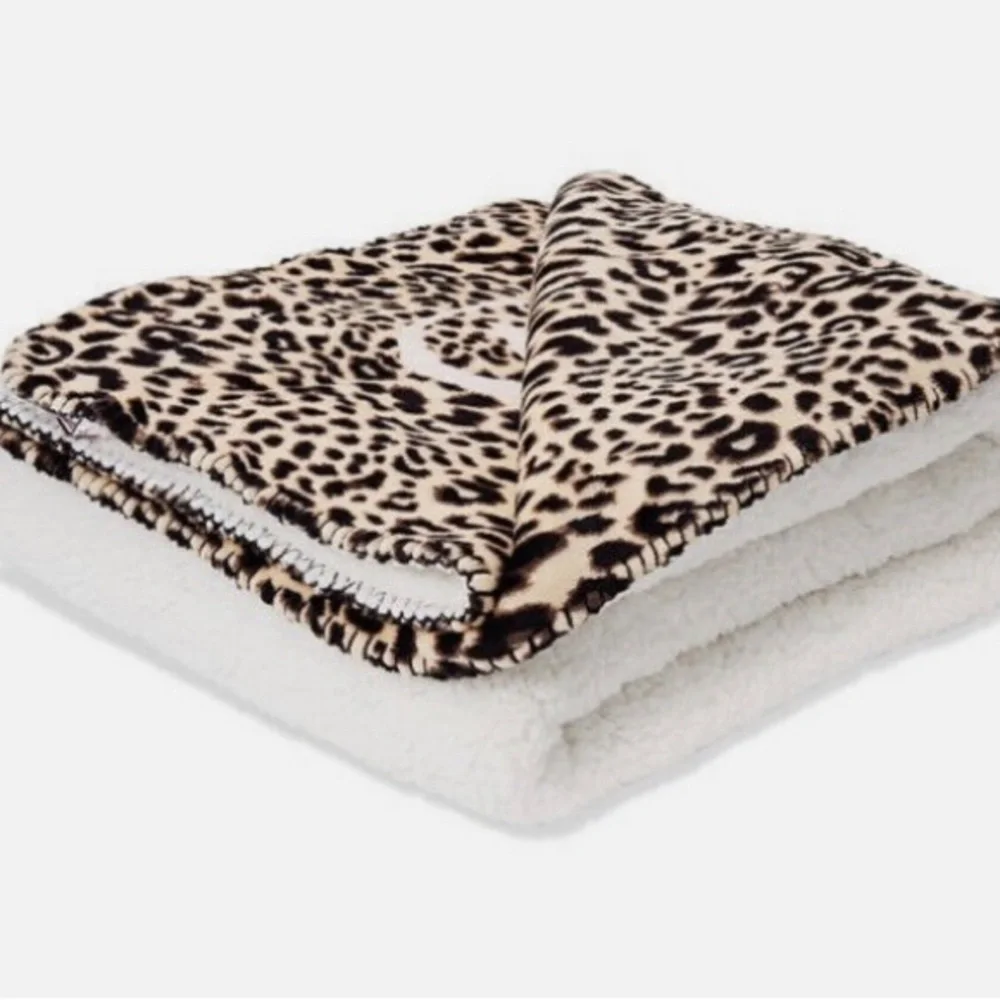 ✨✨NEW 🐆🐾 VICTORIA SECERT 🐾🐆LEOPARD PRINT SHERPA BLANKET 50x60